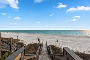 Una spiaggia nelle vicinanze