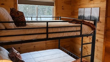 2 bedrooms, iron/ironing board, WiFi (free), bed sheets
