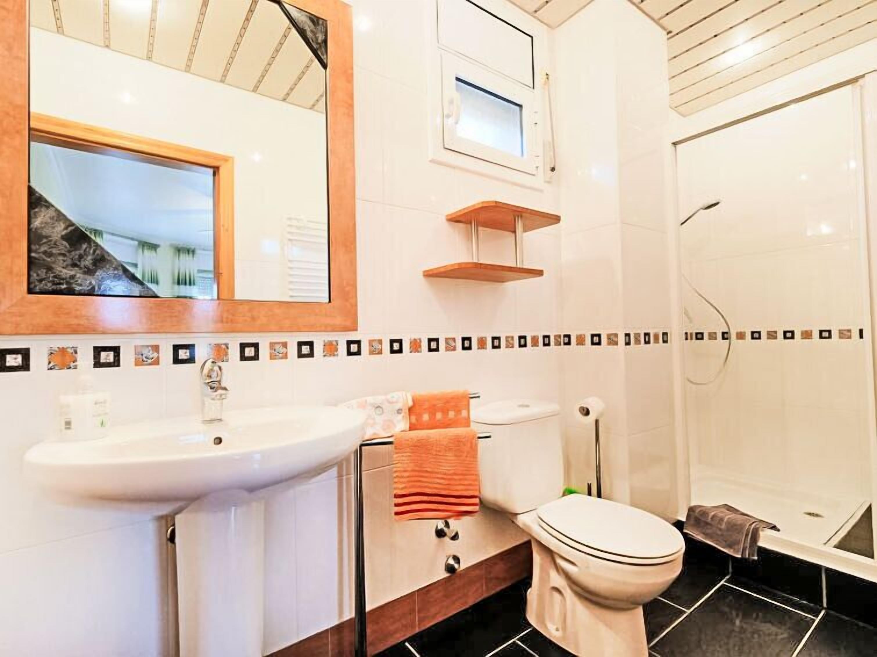 Casa, diversos dormitoris, terrassa | Bany