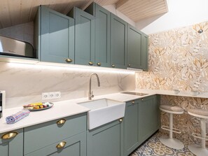 Réfrigérateur, micro-ondes, four, lave-vaisselle