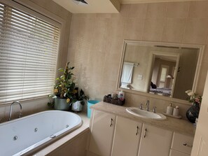 Whirlpool, Haartrockner, Bidet, Handtücher