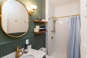 Hair dryer, towels, soap, shampoo - Timeless Stay Walk2 downtown fun (Omaha)