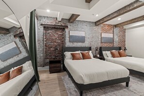 1 sovrum, skrivbord, strykjärn/strykbräda och resesäng