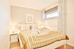 2 bedrooms, iron/ironing board, WiFi