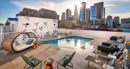 Adorable 2bed Apt with balcony & Rooftop Pool with stunning city skyline vi