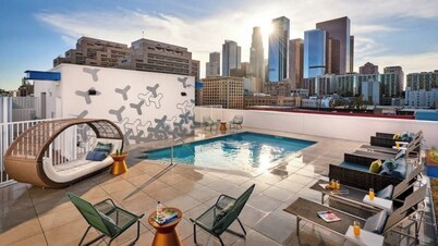 Adorable 2bed Apt with balcony & Rooftop Pool with stunning city skyline vi