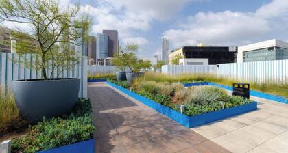 Adorable 2bed Apt with balcony & Rooftop Pool with stunning city skyline views