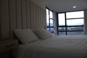 4 bedrooms, iron/ironing board, WiFi, bed sheets - 1002 - Beautiful Apartment In El Poblado Medellin (Medellín)