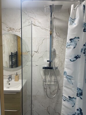 Secador de pelo, toallas, jabón y papel higiénico