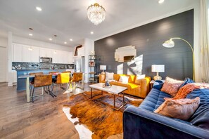 TV connectée, livres, médiathèque