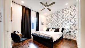Une chambre à coucher avec un lit, un bureau et une chaise.