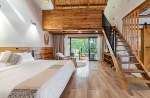 Comfort Cabin | Blackout drapes, soundproofing, iron/ironing board, free WiFi