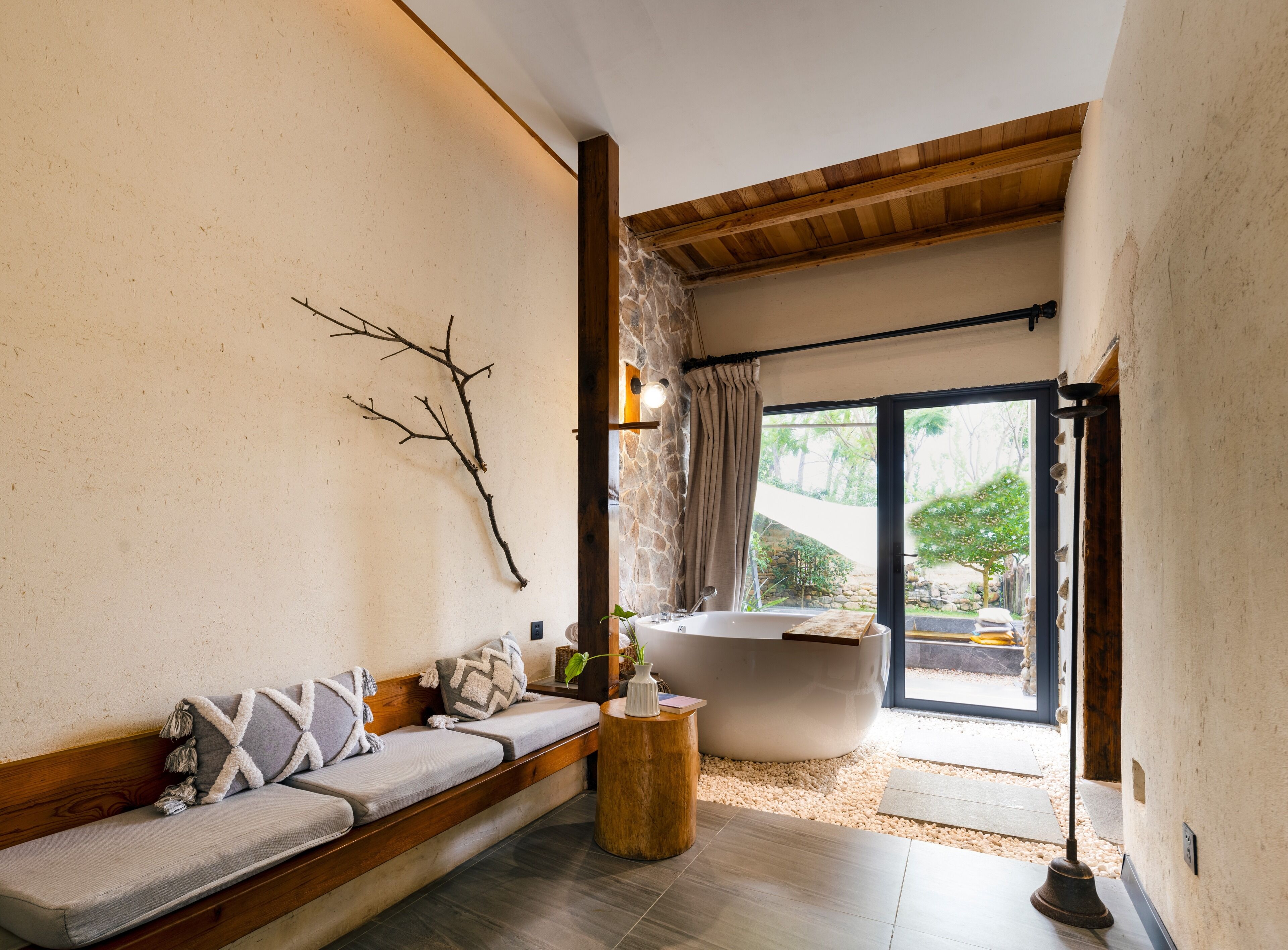 Luxury Cabin | Deep-soaking bathtub