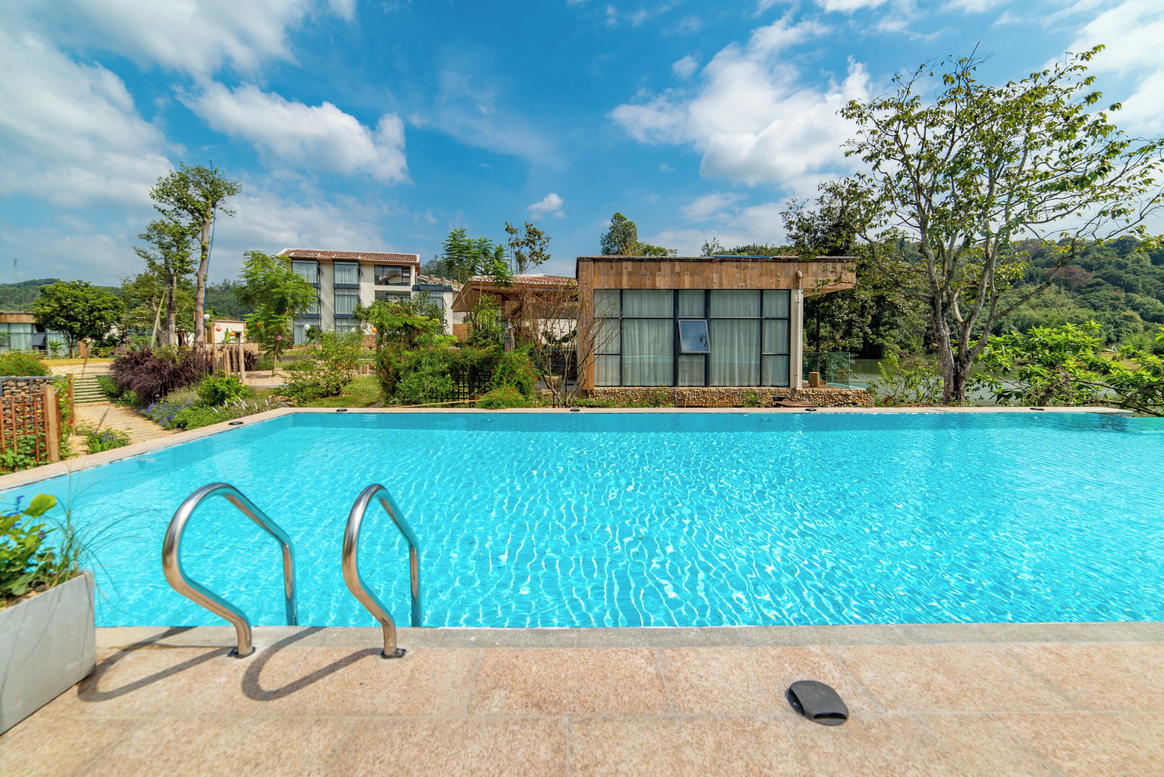 Alberca al aire libre por temporada y sombrillas en la alberca 