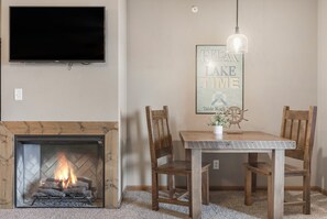 Dining - 2BD, Sleeps 8 Lake Condo, Resort Perks, Ticket/Golf Deals (Branson)