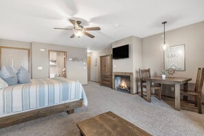 2 bedrooms, iron/ironing board, free WiFi, bed sheets - 2BD, Sleeps 8 Lake Condo, Resort Perks, Ticket/Golf Deals (Branson)