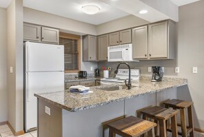 冷蔵庫、電子レンジ、オーブン、コンロ