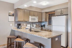 Fridge, microwave, oven, stovetop - Huge Family Unit with a Spectacular Lake View! Resort Amenities, Ticket & Golf Deals! (Branson)