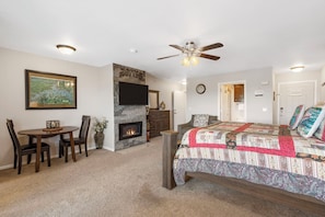 2 bedrooms, iron/ironing board, free WiFi, bed sheets - 2 BD Lake View Condo, with Jacuzzi Tub, Covered Deck, Resort Amenities and Discount Tickets (Branson)