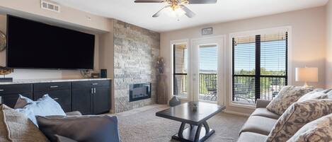 Smart-tv, een open haard en een dvd-speler