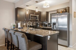 冷蔵庫、電子レンジ、オーブン、コンロ