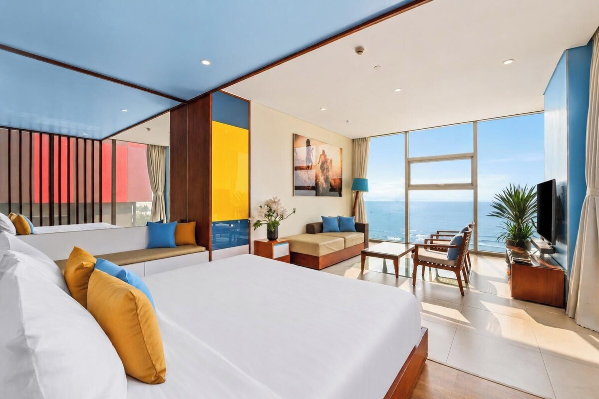 Suite de lujo, vistas al mar | Caja fuerte, escritorio, cortinas opacas y sistema de insonorización