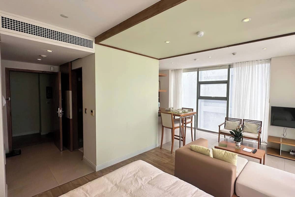 Business Studio Suite, Kitchen, Beach View | Pemandangan dari bilik