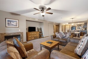Smart TV, fireplace, DVD player - Walk-in Lake View Connecting Suite 2 min from SDC (Branson)