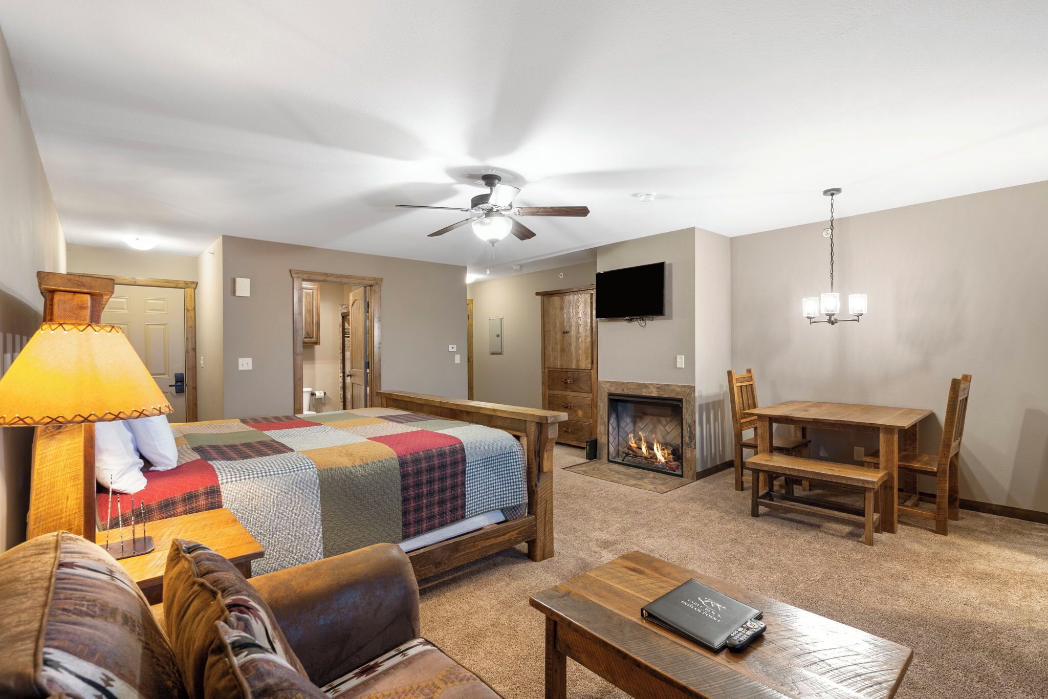 1 habitación, tabla de planchar con plancha, wifi gratis y ropa de cama 