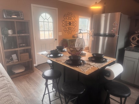 Microwave, oven, stovetop. Cozy cabin on Lake Seminole, the bass capital
Of the world!