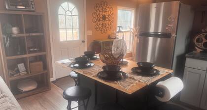 Cozy cabin on Lake Seminole, the bass capital
Of the world!