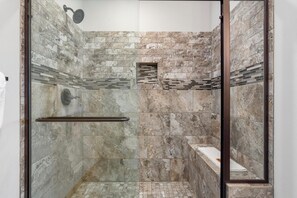 Shower, hair dryer, towels - Sweet 3BR + Loft With Spectacular View of Lake (Branson)