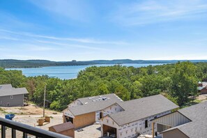 Exterior - Penthouse Condo + Suite, Gorgeous View of the Lake (Branson)
