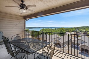 Outdoor dining - Penthouse Condo + Suite, Gorgeous View of the Lake (Branson)