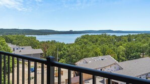 Un quartier résidentiel avec des maisons, un lac et une colline qui se dessine à l’horizon.