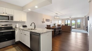 Coffee/tea maker, fridge, microwave, oven - Gorgeous, Unique Connecting Condo and King Suite with Lake View (Branson)