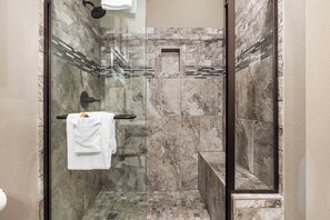 Douche, séchoir à cheveux, serviettes fournies