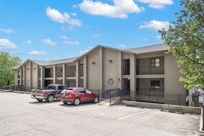 Exterior - Gorgeous, Unique Connecting Condo and King Suite with Lake View (Branson)