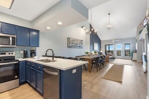 冷蔵庫、電子レンジ、オーブン、コンロ