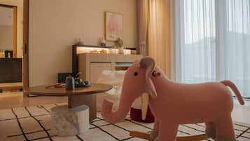 Kolmen hengen perhehuone, näköala mäelle | Ilmaiset minibaarituotteet, pimennysverhot, silitysrauta/-lauta