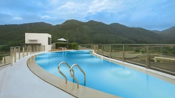 Una piscina al aire libre de temporada (de 09:00 a 20:00), sombrillas