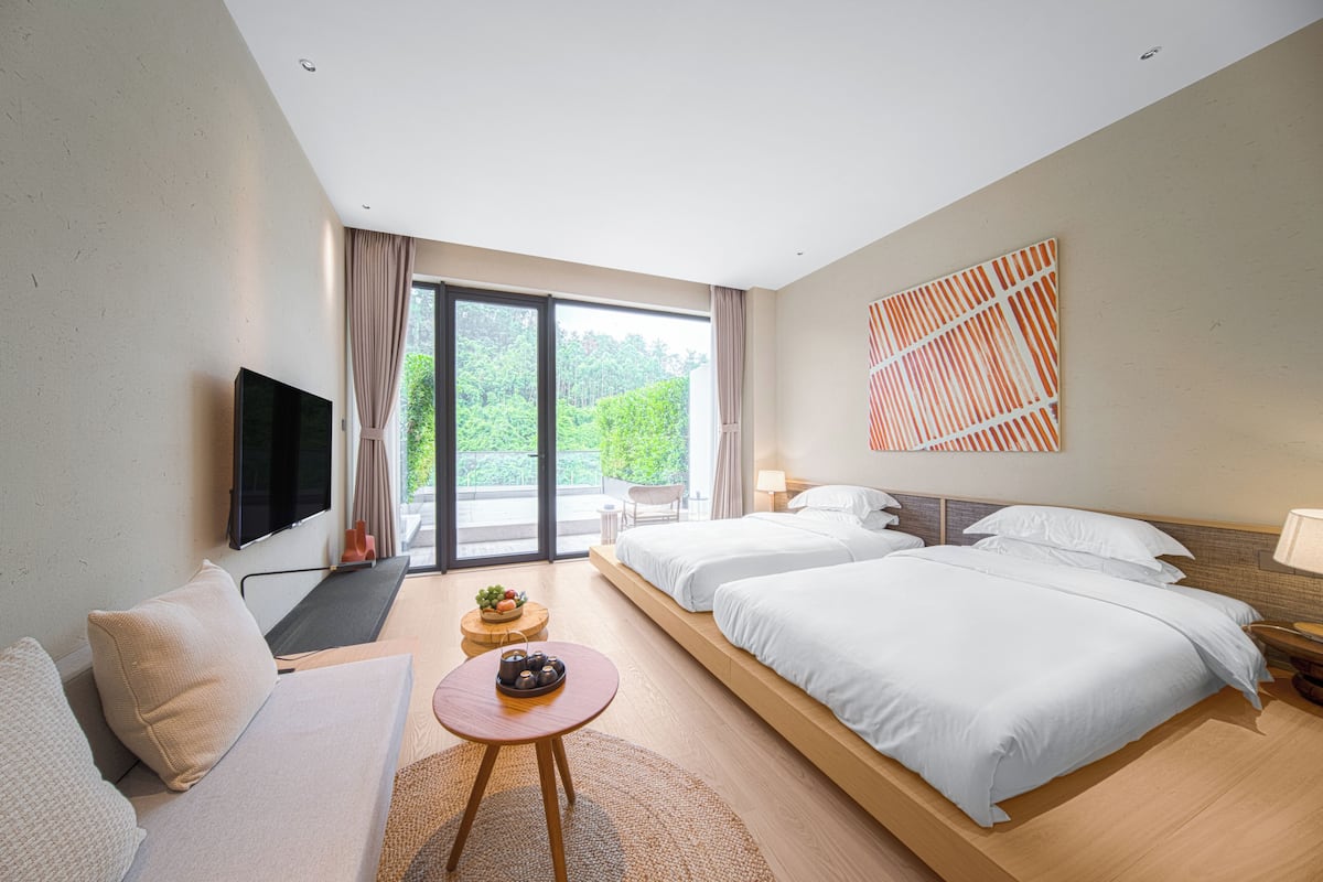 Artículos del minibar gratis y cortinas blackout