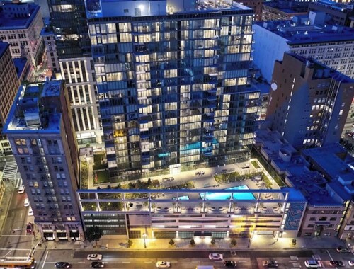 Stunning 3BR High-Rise Apt with Rooftop Pool, Spa & Rooftop City Skyline Vie