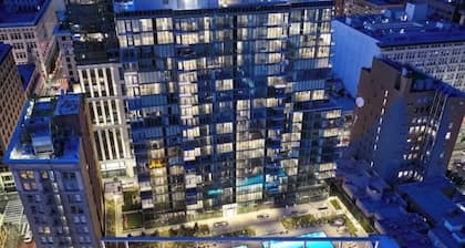 Stunning 3BR High-Rise Apt with Rooftop Pool, Spa & Rooftop City Skyline Vie