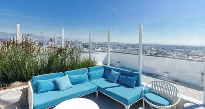 Stunning 3BR High-Rise Apt with Rooftop Pool, Spa & Rooftop City Skyline Views