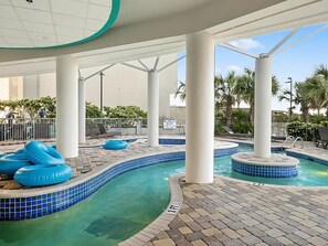 Una piscina techada, una piscina al aire libre