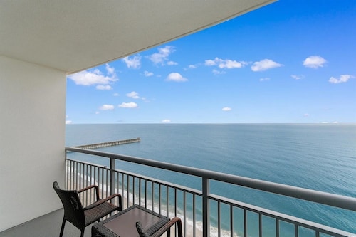 Wake up to sweeping ocean views from the 16th floor at Oceans One