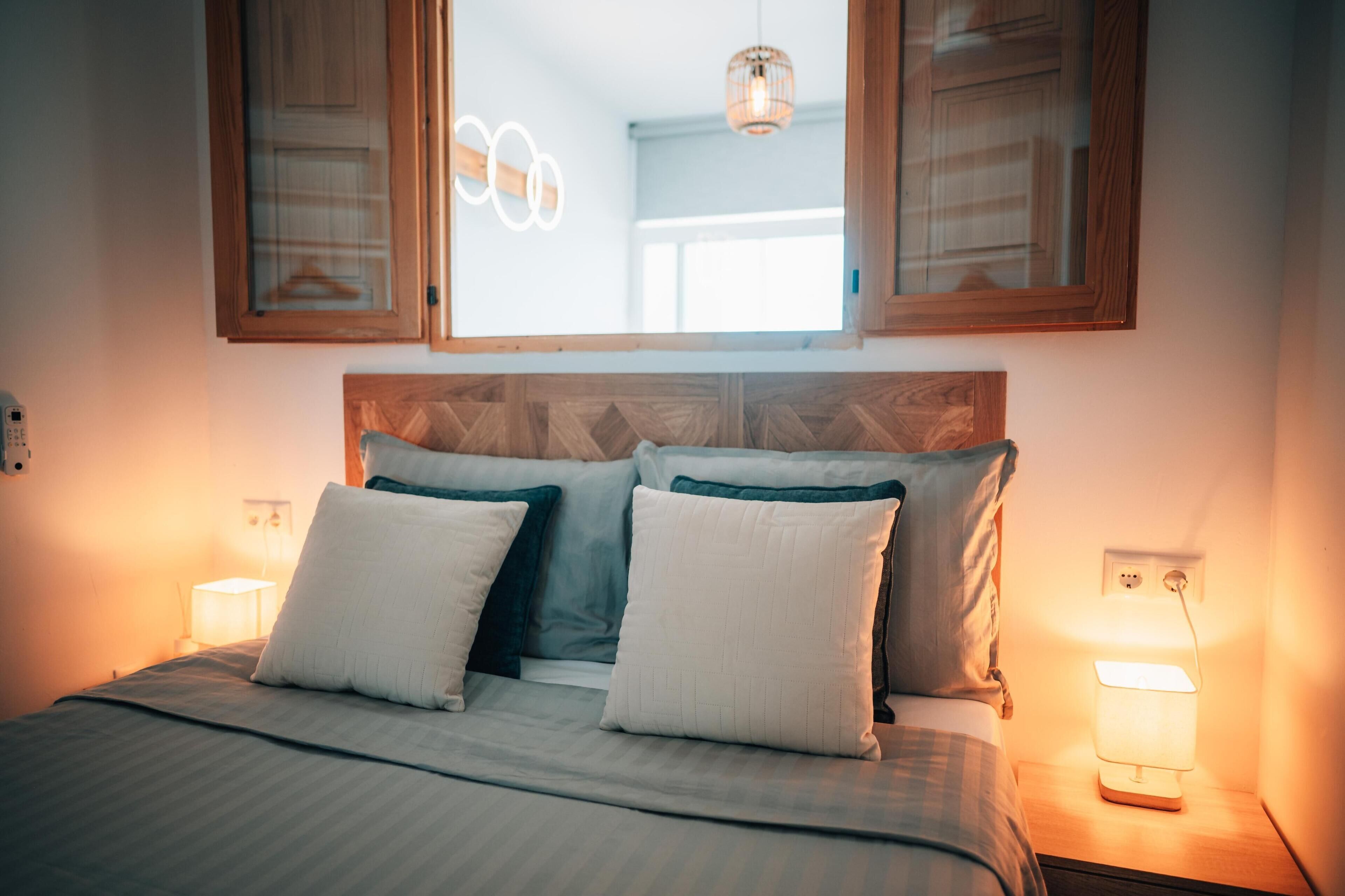 2 dormitorios, tabla de planchar con plancha, cuna de viaje