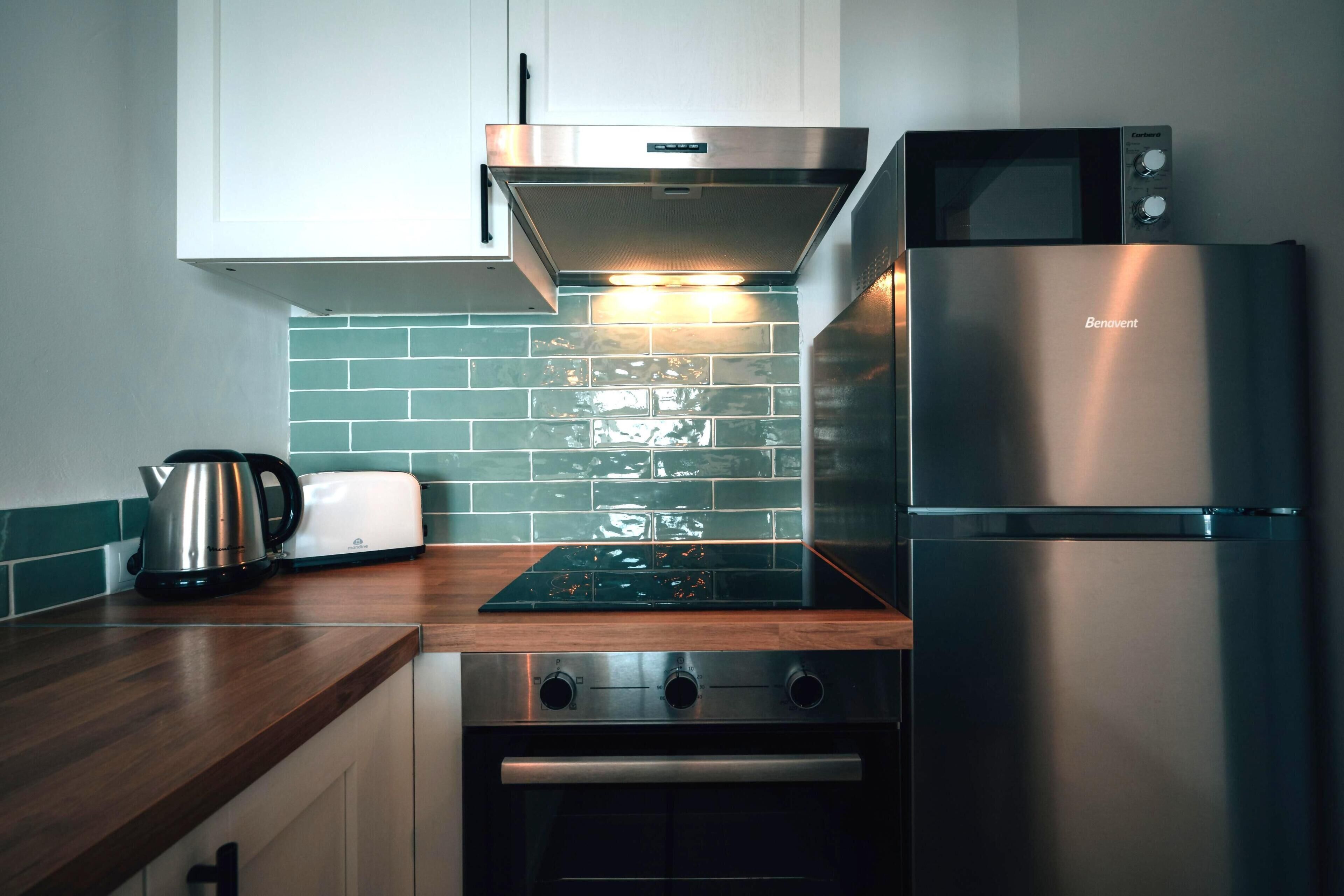 Frigorífico, microondas, horno y lavavajillas