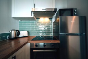 Een koelkast, een magnetron, een oven, een vaatwasser